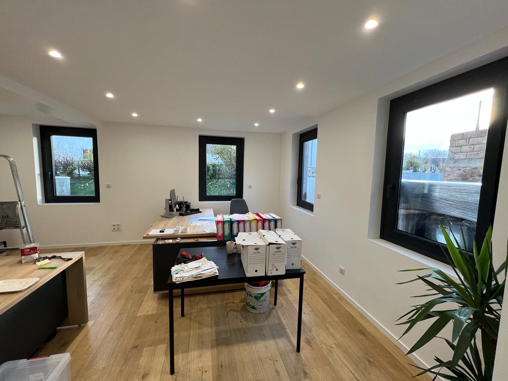 IMG 20221125 WA0009 1 | Eco Bat Dernière réalisation en menuiseries extérieures à Strasbourg/Pose de fenêtres dans des bureaux neufs Sarrebourg